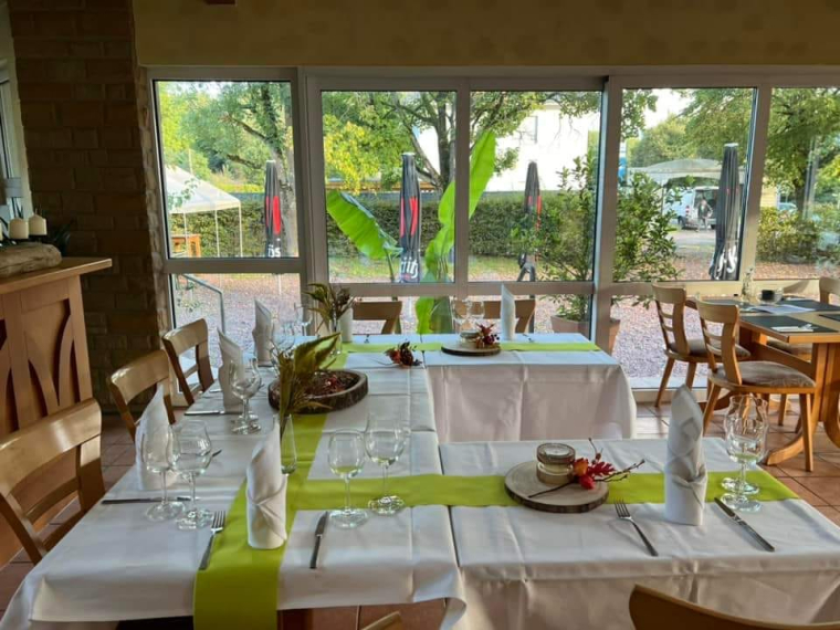 Nehmen Sie Platz in unserem gemütlichen Restaurant mit rustikalem Wintergarten. 

Lassen Sie sich in freundlicher Atmosphäre kulinarisch verwöhnen, entspannen Sie sich mit Freunden und der Familie bei uns.